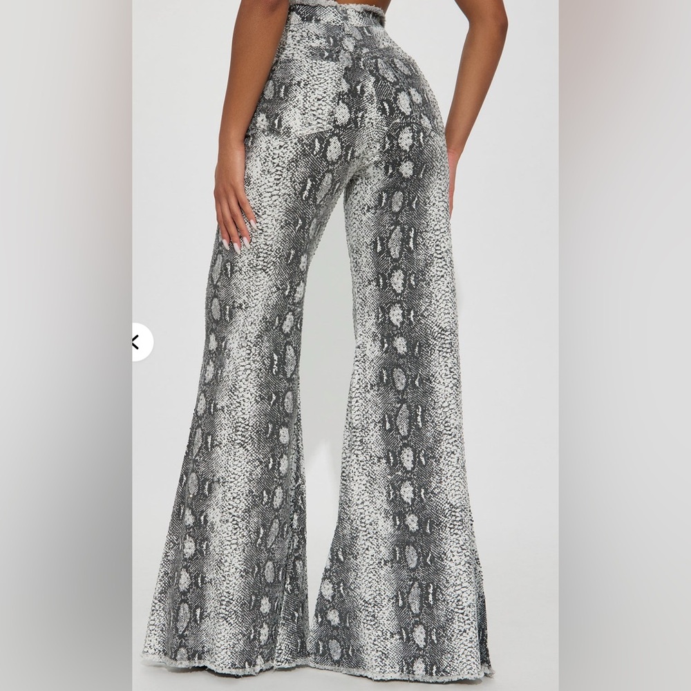 Fashion Nova Sneak Around Rhinestone Bell Bottom Jeans White/Combo Size 1 NWT🖤🤍 - Picture 3 of 5